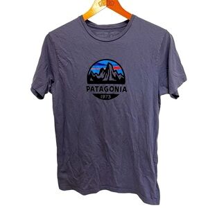 Patagonia  'Mountain Tops' 100% Organic Cotton Tee Slim Fit Size Medium